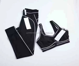 Ensemble de shorts de yoga 2 pièces pour femme, style athleisure tendance, logo personnalisable, coupe ajustée, tenue de sport pour la course et les loisirs - Product Image 2