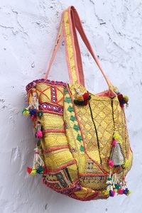 Bolsos Artesanales de Estilo Global Fusion, Bordados con Espejos Banjara Antiguos, Bolso de Hombro Étnico Gitano para Mujer - Product Image 3