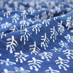 Tissu en voile de coton imprimé à la main, léger et doux, bleu marine à motifs floraux, pour robes, chemises, sacs et rideaux pour femmes - Product Image 1
