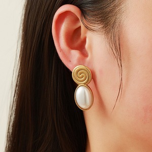 Boucles d'oreilles clous imitation perle, design géométrique, plaqué or 18 carats, acier inoxydable, sertissage clos, style rétro européen - Product Image 2