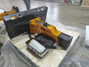 Casseur hydraulique SOOSAN SB30 pour mini-chargeuse, jaune, type boîte ouverte, avec burin et corps principal, pour béton, compatible BOBCAT CAT - Product Image 2