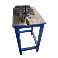 Machine de fabrication de connecteurs à broches pour chauffage, avec système de fixation manuel par broche et de fixation par particules plastiques