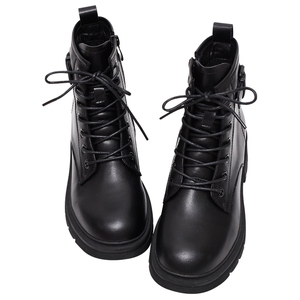 Bota de cuero estilo utilitario con cordones y base de tacón estable - Product Image 3