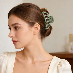 مشبك شعر أنيق من الأسيتات بحجم متوسط 9 سم، قبضة قوية جداً، تصميم صدفي، إكسسوار شعر - Product Image 2