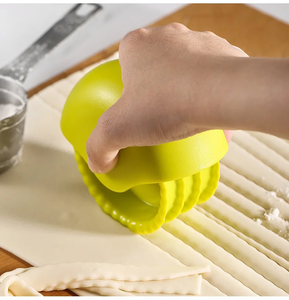 Gadgets de cuisine Coupe-nouilles Round Fried Dough Twists Pizza Curling Wheel Slicer Biscuit Print Baking Tools - Product Image 2