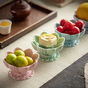 Assiette à fruits en céramique en forme de lotus, plat décoratif en porcelaine sur pied pour le thé, les collations, les fêtes et l'usage domestique - Product Image 4