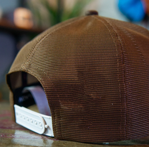 Casquette de camionneur structurée 6 panneaux OEM vente en gros haute qualité vintage deux tons bord incurvé avec logo brodé sur mesure pour le sport - Product Image 5