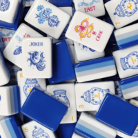 En Stock: Juego de Mahjong de Lujo de 160 Fichas Acrílicas Americanas con Grabado de Porcelana Azul y Blanca de 4 Capas, Diseño Dandy, para Viajes y Navidad.