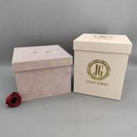 Boîtes cadeaux carrées en carton pour la Saint-Valentin, roses éternelles, finition mate avec logo en or jaune, revêtement UV