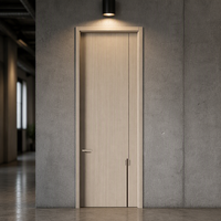 Portes contemporaines en MDF imperméable avec surface finie pour hôtels, appartements, chambres, villas et intérieurs résidentiels