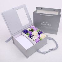 Boîte à lettres d'amour artificielle à moitié ouverte pour la Saint-Valentin, boîte cadeau vide, boîte cadeau créative en perspective, décoration de rose en savon