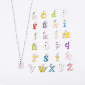 Colgante de abalorios de letras minúsculas A-Z <span class=keywords><strong>con</strong></span> caída de aceite para hacer joyas personalizadas DIY - Product Image 2