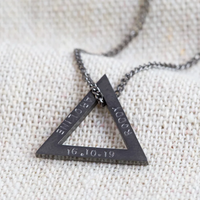 Collier minimaliste en acier inoxydable pour homme, pendentif double triangle, collier vide, logo gravé, cadeau pour la fête des pères, sans rouille