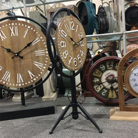 Horloge de table moderne en bois avec support en métal triangulaire