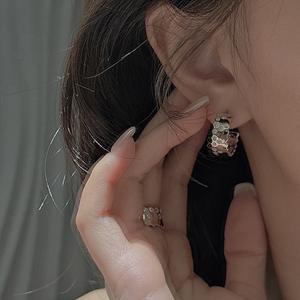 Boucles d'oreilles courbes lisses en argent pur S925, design de niche, style médiéval vintage simple et tendance, luxe léger, géométrique, religieux - Product Image 2