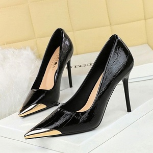 <span class=keywords><strong>Scarpe</strong></span> <span class=keywords><strong>con</strong></span> <span class=keywords><strong>Tacco</strong></span> Alto di Alta Qualità per Donne, Décolleté a Punta <span class=keywords><strong>con</strong></span> Decorazione in Ferro, <span class=keywords><strong>Scarpe</strong></span> da Sposa per la Sposa - Product Image 2