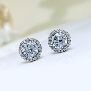 Boucles d'oreilles en diamant moissanite de qualité supérieure, bijoux raffinés pour tous les jours et les occasions spéciales, disponibles à la vente - Product Image 2