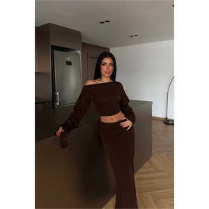 Ensemble jupe et haut à manches longues couleur café foncé avec imprimé unique - Product Image 2