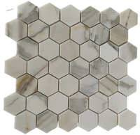 Mosaïque de marbre Calacatta Gold hexagonale en forme de panier pour sol et mur