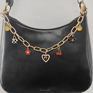 2025 concepteur cerise fleur coeur pendentif <span class=keywords><strong>sac</strong></span> <span class=keywords><strong>à</strong></span> <span class=keywords><strong>main</strong></span> breloques décor métal <span class=keywords><strong>mousqueton</strong></span> boucle <span class=keywords><strong>sac</strong></span> chaîne pour femmes <span class=keywords><strong>sac</strong></span> <span class=keywords><strong>à</strong></span> <span class=keywords><strong>main</strong></span> accessoires - Product Image 6