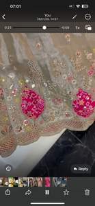 ชุดเลเฮนกาโชลีผ้าไหมบานาราสีสีม่วงแดงเข้ม ปักลายดิ้นทองหนัก ดีไซน์คลาสสิก กระโปรงยาวสีเทา เสื้อดีไซเนอร์สำหรับเจ้าสาว - Product Image 3