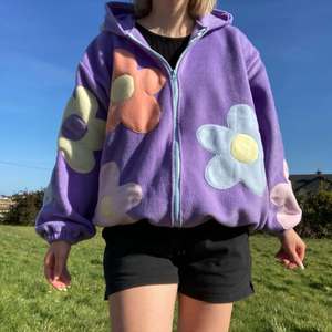 Sudadera con capucha de hockey para mujer con cremallera, bordado de parches florales, forro polar, 100% algodón, con bolsillo, corte regular - Product Image 1