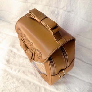 กระเป๋าสะพายข้างวินเทจ Ita หนัง PU สะพายไหล่หรือถือได้ 3 แบบ ปักลาย Lolita ITA-Bag - Product Image 4
