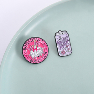 Spille in Smalto del Club di Lettura Romantica, Distintivo per Lettori di Fantasy, Regalo di Gioielleria alla Moda per Amici - Product Image 1