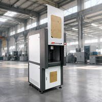 Machine de marquage laser à fibre avec un boîtier fermé et une palette de couleurs noir et blanc ; capable de graver le fer et l'aluminium