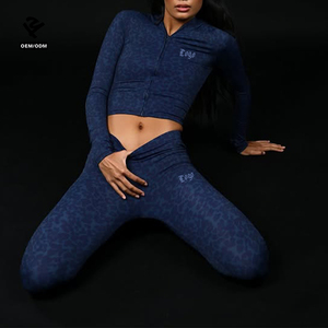 Ensemble de survêtement deux pièces OEM imprimé léopard avec fermeture éclair pour <span class=keywords><strong>femme</strong></span>, haut moulant à trous pour les pouces et leggings évasés, tenue de sport pour fitness et gym - Product Image 1