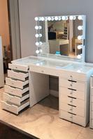 Meuble de chambre à coucher moderne avec éclairage LED, couleur blanche, option de rangement, coiffeuse avec miroir et LED