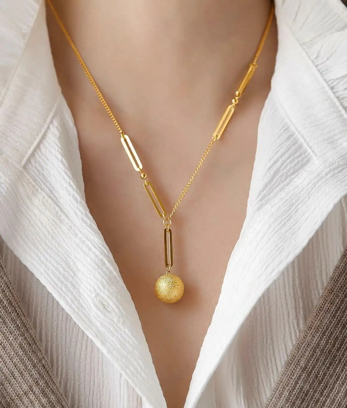 Pas de perte de couleur givré boule d'or collier mode collier polyvalent titane acier femme collier