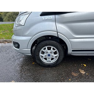 Autocaravana Usada Benimar Tessoro T482 de Aluminio con Capacidad para 4-6 Pasajeros, Transmisión Manual, Cama Plegable, 5,000 Millas, Color Gris - Product Image 3