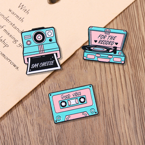 Rétro série caméra emblème Cassette pont lecteur CD téléphone broche broche en métal pour les hommes et les femmes tissu sac à dos décoration - Product Image 4