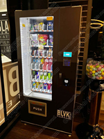 24 heures sur 24, distributeur automatique de collations, de nourriture et d'eau, distributeur automatique de boissons glacées au supermarché
