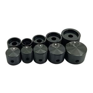 Perillas de control de potenciómetro y codificador de aluminio moleteado con rejilla plateada negra QL1416GZ de 14*16mm para equipos electrónicos, con eje dentado - Product Image 1