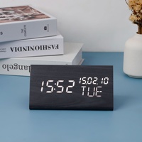 Réveil en bois en forme de triangle Date semaine LED Thermomètre numérique en bois Horloge en bois Commande vocale Horloge de bureau