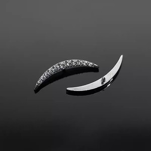 Pendientes de luna creciente curvados de aleación de titanio F136 con cristal blanco, aretes de rosca interna para la oreja, unisex, modernos y a la moda - Product Image 2