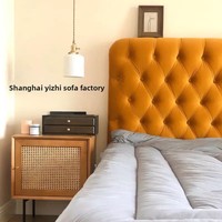 Lit double nordique avec cadre en pin et tête de lit en velours, style moderne simple, très tendance, 1,8 m, pour chambre principale