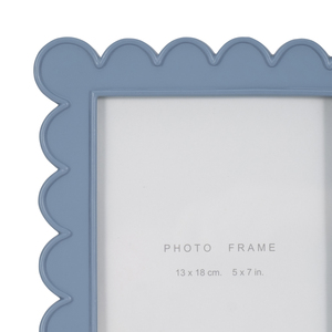 Cornice per foto con bordo smerlato 13x18 cm in resina per decorazioni domestiche e esposizione da tavolo - Product Image 4