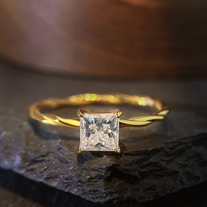 Anillo de Compromiso de Plata 925 con Moissanita Corte Princesa VVS, Engaste de Puntas, Joyería de Lujo para Mujer, Chapado en Oro - Product Image 1