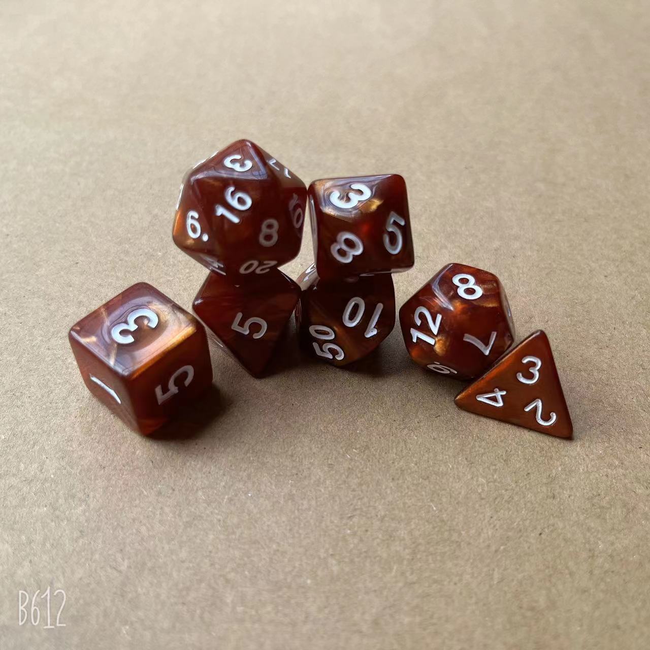 Points marron à motif de perles avec lettres blanches
