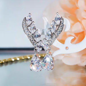 Boucles d'oreilles pendantes de luxe en or blanc et cristal pour femme, en argent 925 avec sertissage griffe, bijoux de soirée, forme goutte d'eau, strass - Product Image 3