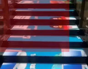 จอแสดงผล LED สำหรับบันไดในอาคาร สีฟ้าอ่อน ความละเอียด 4K รองรับ HDR10 พร้อมระบบ CMS ในตัว เหมาะสำหรับติดตั้งในห้างสรรพสินค้า - Product Image 3