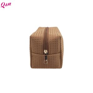 Sac cosmétique en gros style personnalisé sac cosmétique portable de grande capacité vague gaufré coton doux - Product Image 2