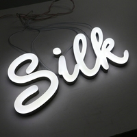 Lettres en acier inoxydable personnalisées avec éclairage au néon LED, résistantes aux intempéries IP65, montées au mur, fabriquées via un procédé de résine de surface, marque KMT