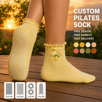 Chaussettes de Pilates personnalisées en coton avec bordure à volants, antidérapantes, pour le yoga, broderie mignonne pour femmes, design gratuit, échantillon gratuit, OEM