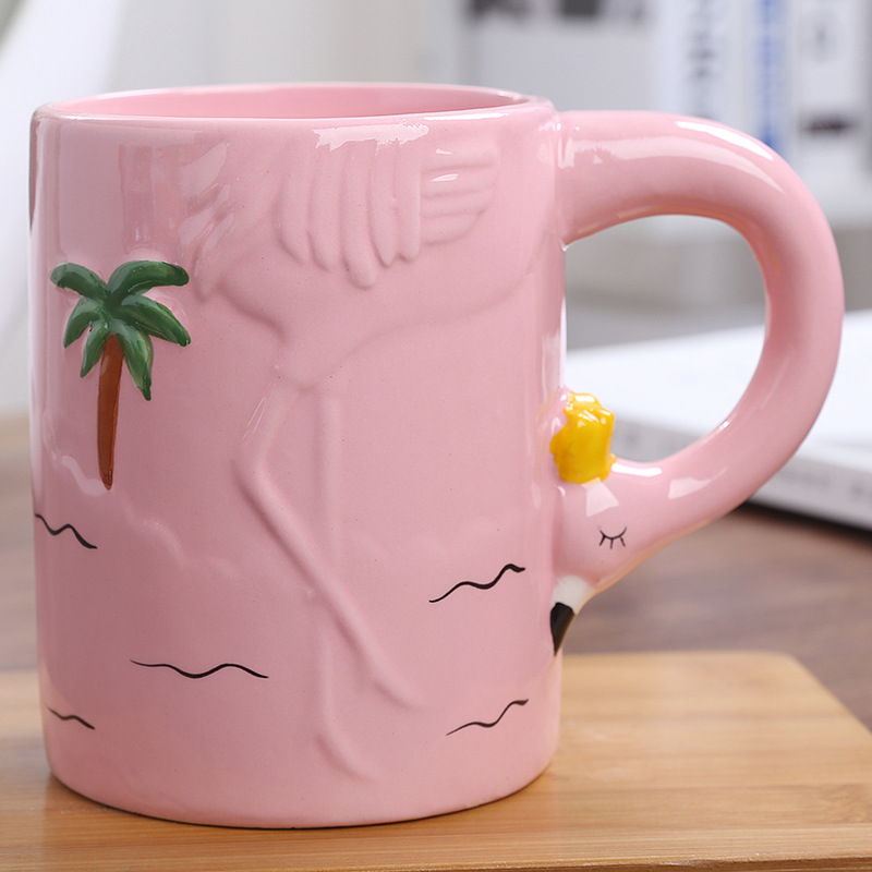 Taza de cerámica con diseño de flamenco rosa estilo caricatura.