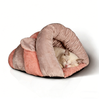 Niche pour chat triangulaire moderne de luxe, abri fermé en tissu pour l'intimité de l'animal et lit de voyage pour chat