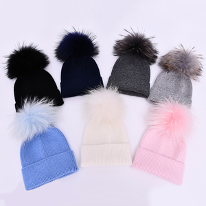 Bella autunno inverno Sping caldo cappello di lana per bambini con soffice Pompon vera pelliccia di procione divertente simpatico berretto rosa all'uncinetto